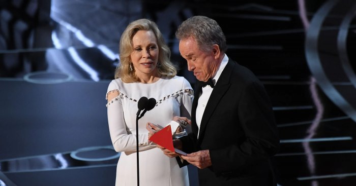 Oscar: i 7 momenti shock della cerimonia, da La La Land al rifiuto di Marlon Brando
