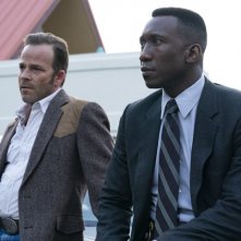 True Detective: Mahershala Ali e Stephen Dorff nell'episodio The Final Country