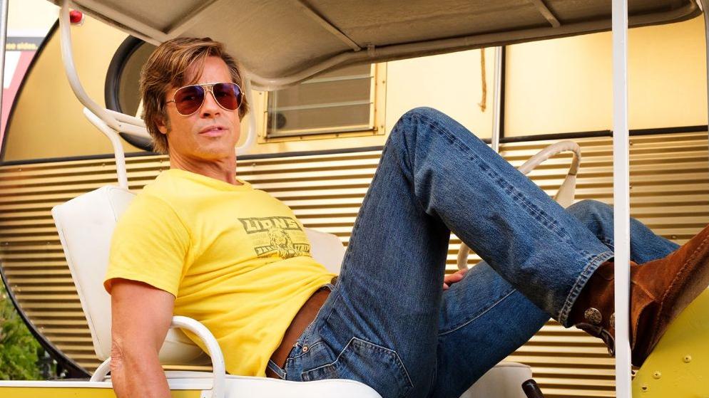 Brad Pitt nei panni di Cliff Booth in C'era una volta a... Hollywood