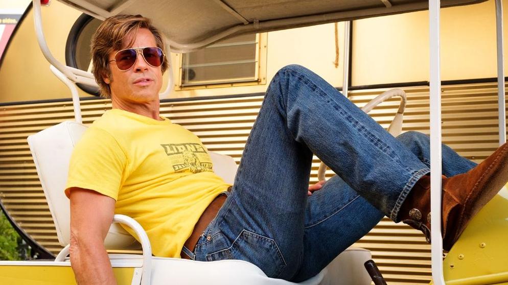 Brad Pitt nei panni dello stuntman Cliff Booth