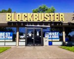 Blockbuster chiude e il padre di un ragazzo autistico lo ricostruisce in casa
