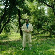 This Giant Beast That Is the Global Economy: una scena con Kal Penn