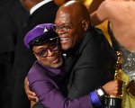 Oscar 2019: Spike Lee festeggia saltando in braccio a Samuel L. Jackson