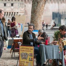 Domani è un altro giorno: Valerio Mastandrea insieme a Marco Giallini in una scena