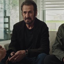 Domani è un altro giorno: Marco Giallini insieme a Valerio Mastandrea in una scena