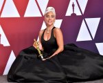 Lady Gaga da record: è la prima a vincere Oscar, Grammy, Bafta e Golden Globe nello stesso anno!
