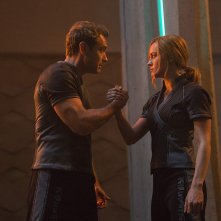 Captain Marvel: Jude Law e Brie Larson si stringono le mani in una scena del film