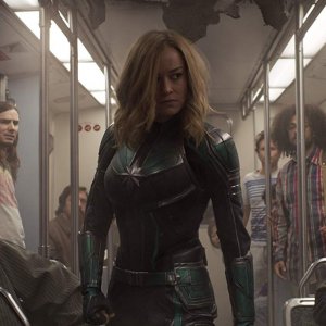 Captain Marvel: Brie Larson è a caccia di spie Skrull in una scena