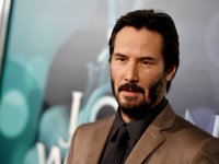 Keanu Reeves: shopping a Roma e selfie con le commesse!