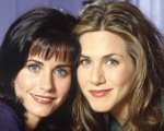 Courteney Cox ricrea un'esilarante scena cult di Friends!