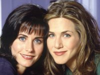 Courteney Cox ricrea un'esilarante scena cult di Friends!