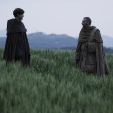 Il nome della rosa: John Turturro e Damian Hardung durante una scena della miniserie