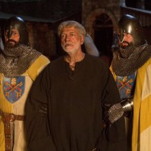 Il nome della rosa: Fabrizio Bentivoglio durante una scena della miniserie