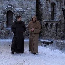 Il nome della rosa: John Turturro e Damian Hardung in una scena della miniserie