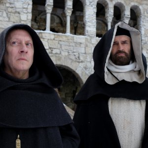 Il nome della rosa: Michael Emerson e Rupert Everett  in una scena della miniserie