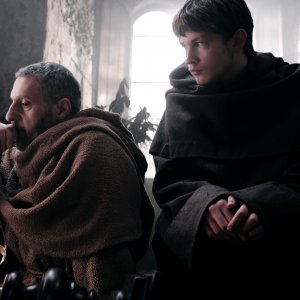 Il nome della rosa: John Turturro e Damian Hardung in una scena della serie
