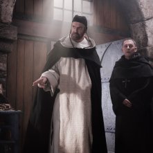 Il nome della rosa:  una scena con Rupert Everett e Michael Emerson