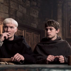 Il nome della rosa: Damian Hardung e Benjamin Stender in una scena della miniserie