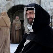 Il nome della rosa: Rupert Everett durante una scena della miniserie