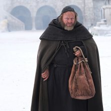 Il nome della rosa: Stefano Fresi in una scena della miniserie