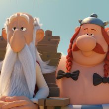 Asterix e il segreto della pozione magica: Il mago del villaggio e Obelix in una scena