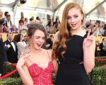 Il Trono di Spade: Maisie Williams e Sophie Turner, i baci sul set fanno impazzire la troupe