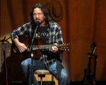 A Star Is Born: Eddie Vedder esegue uno dei brani del film in concerto