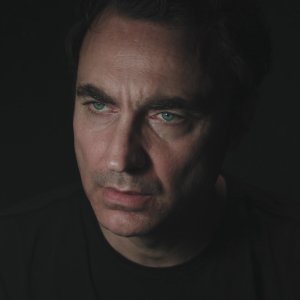 Diabolik: Luciano Scarpa nei pani di Zarcone in una scena del documentario