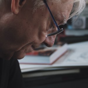 Diabolik: Milo Manara in una scena del documentario