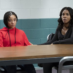 Il coraggio della verità: Regina Hall e Amandla Stenberg in una scena