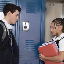 Il coraggio della verità: Amandla Stenberg e K.J. Apa  in una scena