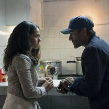 Triple Frontier:  Oscar Isaac e Adria Arjona in una scena