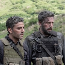 Triple Frontier: Ben Affleck e Oscar Isaac in una scena