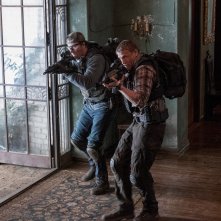 Triple Frontier: Charlie Hunnam e Garrett Hedlund in una scena