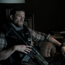 Triple Frontier:  Charlie Hunnam in una scena