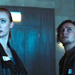 Escape Room: Deborah Ann Woll e Logan Miller in una scena del film