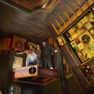 Escape Room: una scena con Tyler Labine, Jay Ellis, Logan Miller, e Taylor Russell