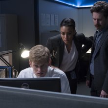 Peppermint - L'Angelo della Vendetta: John Gallagher Jr. e Annie Ilonzeh in una scena