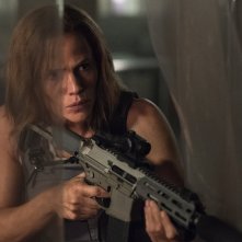 Peppermint - L'Angelo della Vendetta: una scena del film con Jennifer Aninston