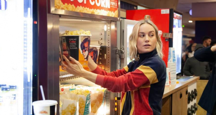 Captain Marvel: Brie Larson vende pop-corn per promuovere 
