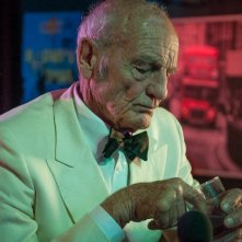 La notte è piccola per noi: Philippe Leroy in una scena