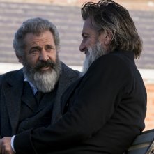 Il professore e il pazzo: Mel Gibson con Sean Penn in una scena