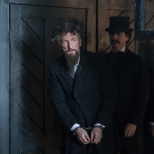 Il professore e il pazzo:  Sean Penn in una scena