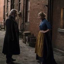 Il professore e il pazzo: Mel Gibson e Natalie Dormer in una scena