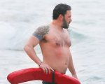 Triple Frontier: Ben Affleck commenta le foto a torso nudo sulla spiaggia