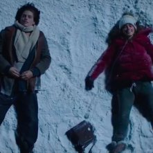 A un metro da te: Haley Lu Richardson insieme a Cole Sprouse in una scena