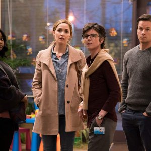 Instant Family: Mark Wahlberg, Rose Byrne, Tig Notaro, Octavia Spencer in una scena