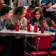 Instant Family: Mark Wahlberg, Rose Byrne, Gustavo Quiroz, Isabela Moner e Julianna Gamiz in una scena