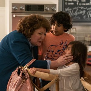 Instant Family: Margo Martindale, Gustavo Quiroz, Julianna Gamiz in una scena