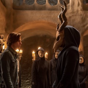 The Order: Jake Manley durante una scena